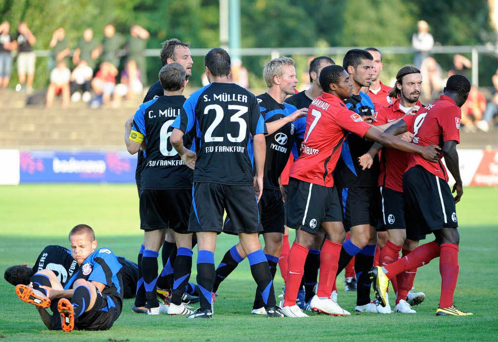 Erste Liga vs. zweite Liga: Das Testspiel zwischen dem SC Freiburg und dem FSV Frankfurt in Offenburg, Endstand 1:4.