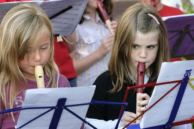 Jana Fischer (6) und Jule Voigt (6) bei ihrem Konzertdebut.   | Foto: Barber