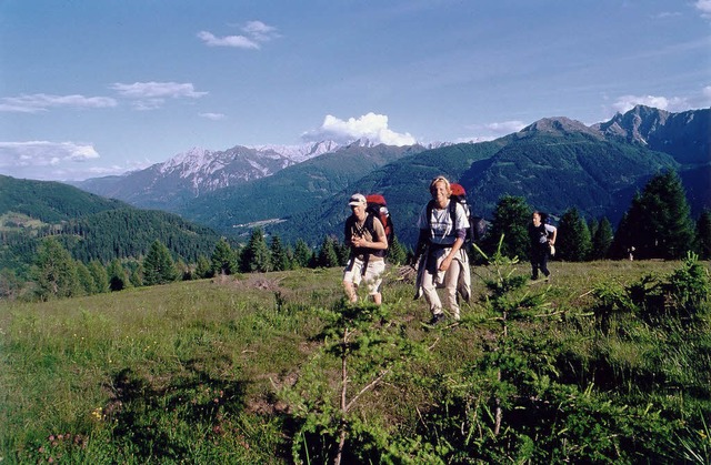 Vom Spaziergang bis zur Klettertour: I...s 300 Kilometer markierte Wanderwege.   | Foto: dpa