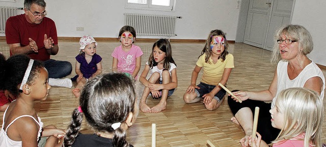 Kinder nehmen das Spielangebot von Viola Jochum gerne wahr.   | Foto: Fssel