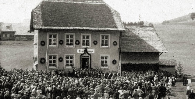 Bernau 1949: Vor dem Rathaus wird der ...ag mit Ehrengast Leo Wohleb gefeiert.   | Foto: sub