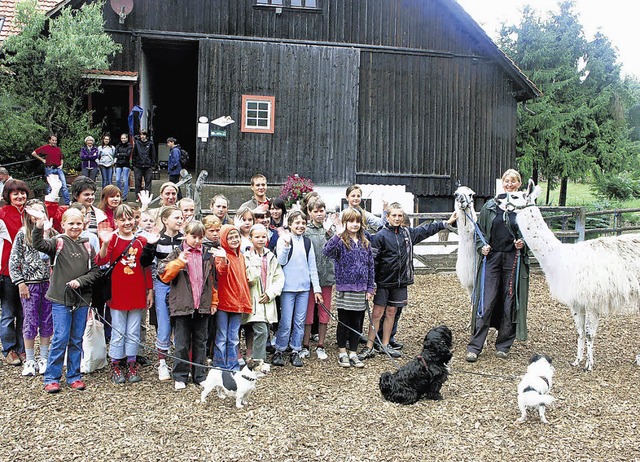 Whrend eines  Ausflugs in Unteralpfen...ren Lamas die weirussischen Kinder.    | Foto: Dehmel