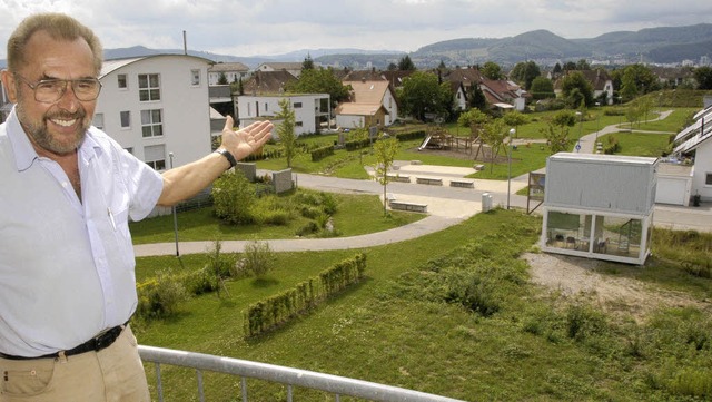 Peter Hoffmann deutet vom benachbarten...n Eigentumswohnungen aufgestellt hat.   | Foto: Peter Gerigk