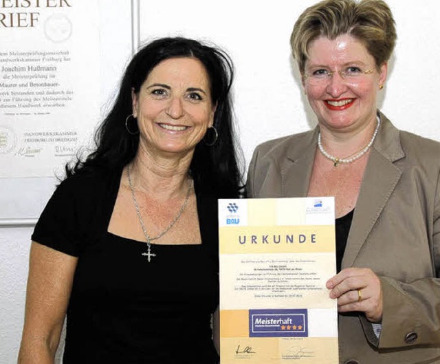 Suzanne Humann (links) freute sich b...rgebene Gte-Urkunde fr die Via Bau.   | Foto: privat