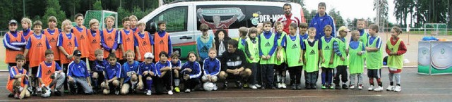 Der Nachwuchs des SV Eisenbach mit den...inern auf der Sportanlage Hchstberg.   | Foto: gert brichta