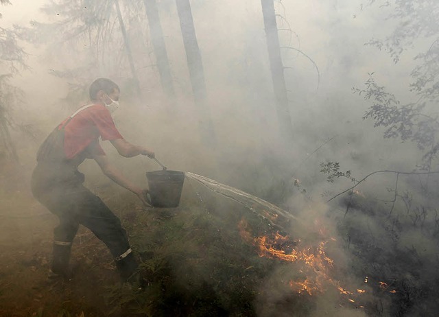 Kampf gegen die Flammen mit Wassereimern  | Foto: dpa