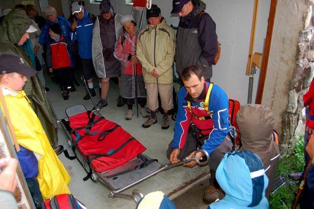 Ein zentrales Rettungsinstrument der Bergwacht ist die Gebirgstrage.  | Foto: Christian Ringwald