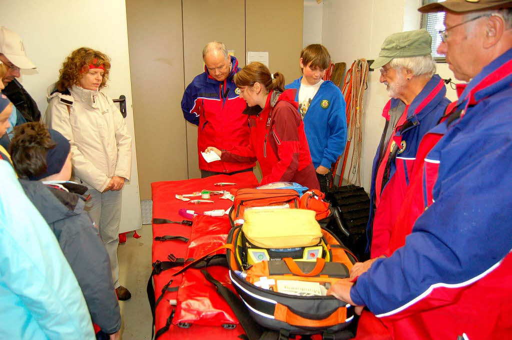 Prsentation der Bergwachtausrstung: Jana Dorner packt den Notarzt-Rucksack mit Defibrillator.