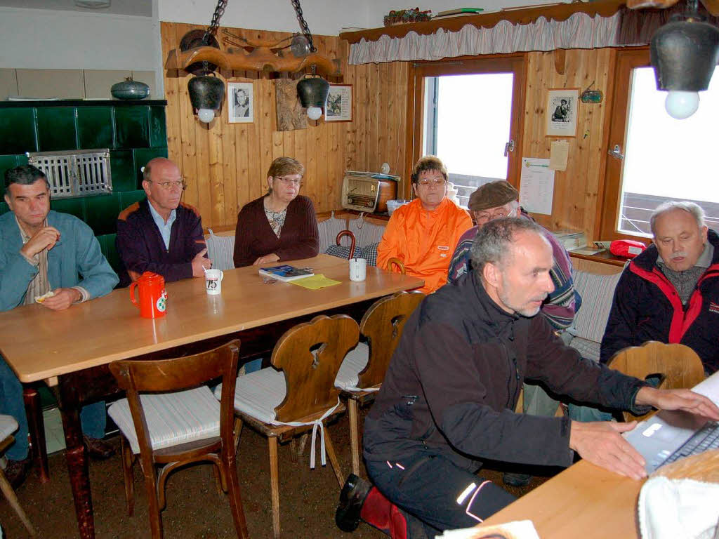 Jrgen Holzer informiert im Schutz der Bergrettungshtte ber den Naturschutz am Kandel.