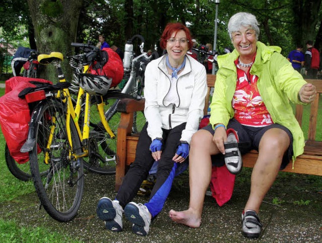 Trotz Schwei und Regen: Diese beiden ...e Mittagsrast im Bad Krozinger Kurpark  | Foto: Huber