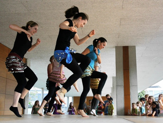 Ein Programmpunkt von vielen auf dem S...eisgymnasiums waren Tanzvorfhrungen.   | Foto: bz
