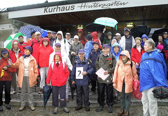 Mit Regenbekleidung  waren die Teilneh...tschen Wandertags in Freiburg  anbot.   | Foto: Dieter Maurer