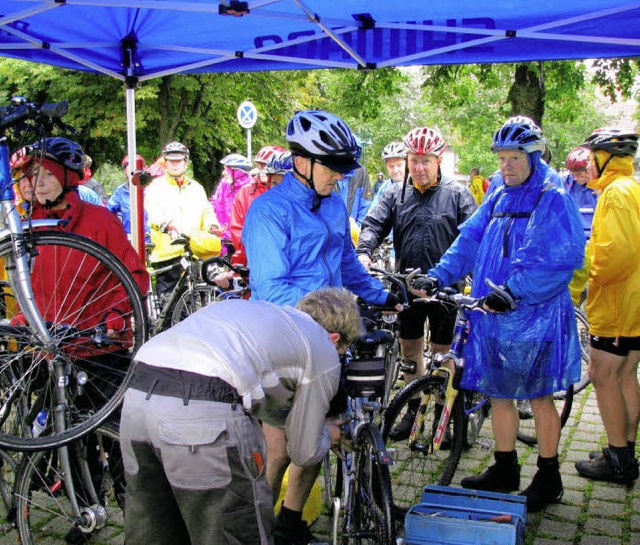 Anstehen im Regen fr kleinere Reparaturen   | Foto: Monika Rombach