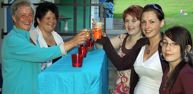 Claudia Vogel von den Zeller Schwimmba...ern beim Nachtschwimmen coole Drinks.   | Foto: Paul Berger