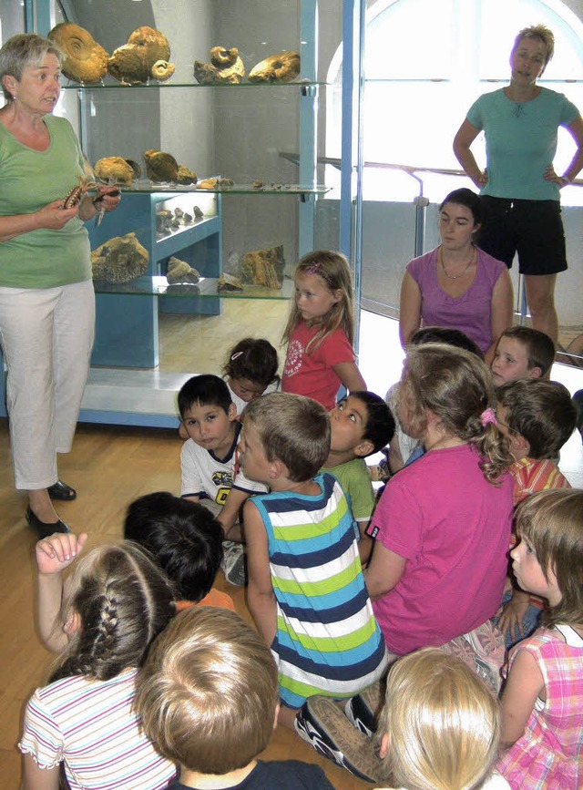 Im Sauriermuseum in Frick bekamen die Kindergartenkinder alles genau erklrt.   | Foto: Kindergarten