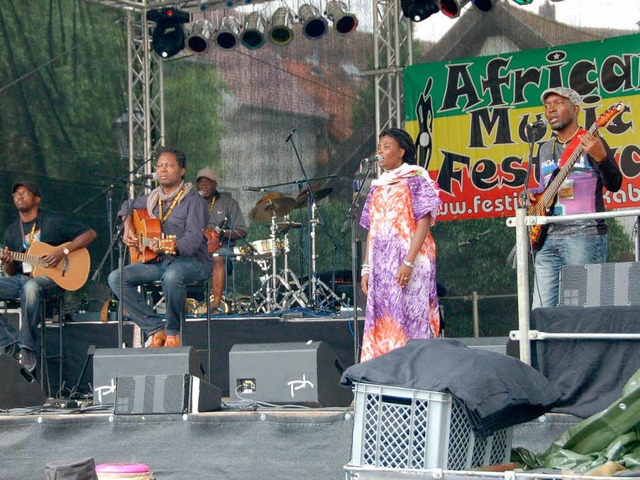 Soundcheck vor dem Konzert: Lokua Kanza (2. v. links) war der Star des Abends.   | Foto: Gerhard Walser