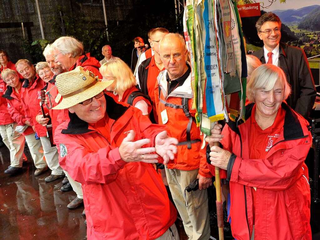 Die Sauerlnder  trugen den Wandertag 2009 aus und sein Symbol 620 Kilometer weit nach Freiburg – zu Fu.