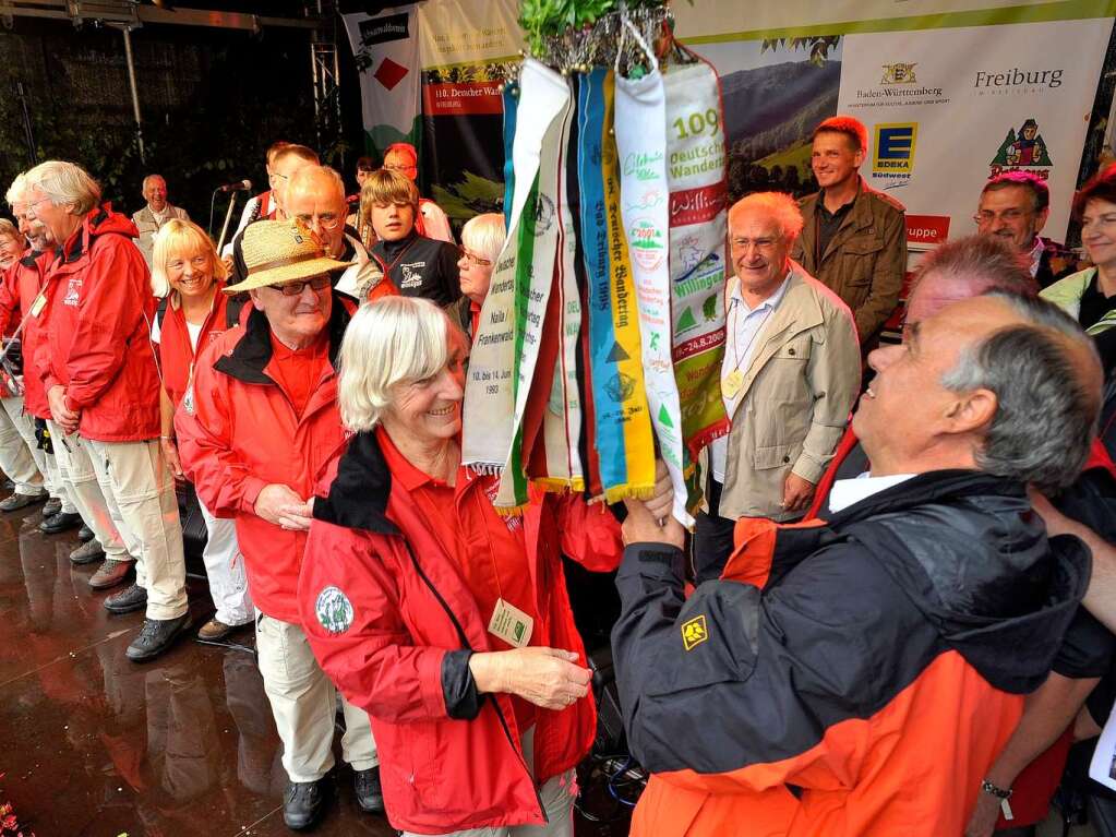 Hans-Ulrich Rauchfu, Chef des Deutschen Wanderverbands, nimmt den Wimpel in Empfang.