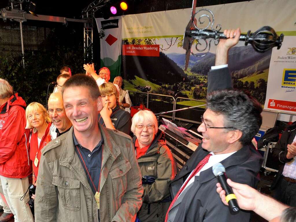 Der Wimpel wird ein Jahr in Freiburg bleiben. Willingens Brgermeister berreicht OB Dieter Salomon den Wimpelstnder.