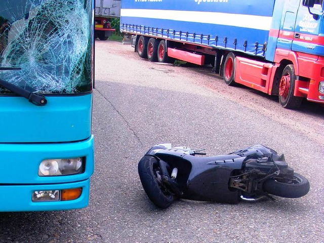 Das Mofa,  das gegen den Linienbus prallte.  | Foto: Polizei