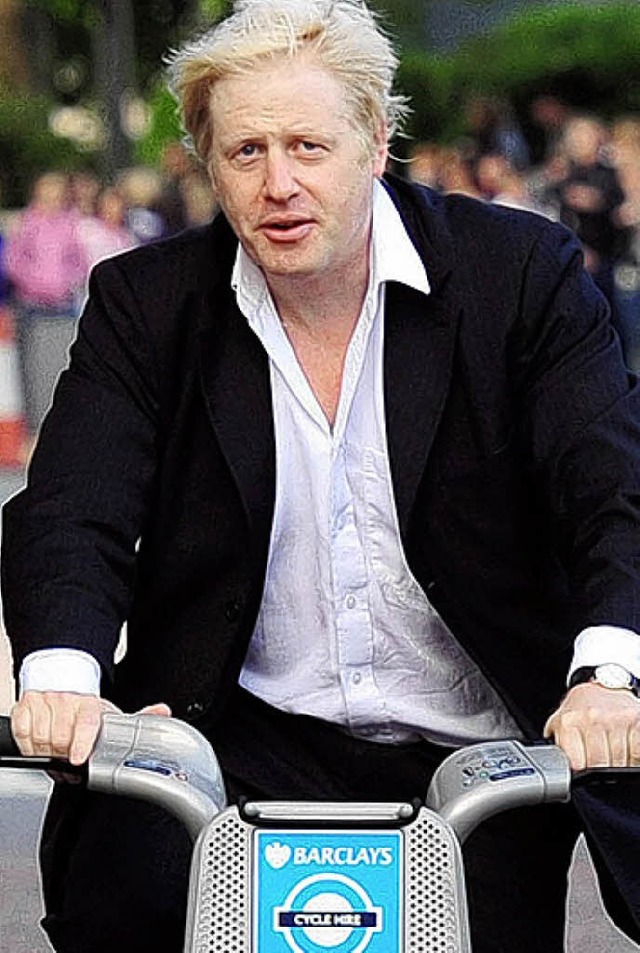 Boris Johnson auf einem Leihfahrrad  | Foto: dpa