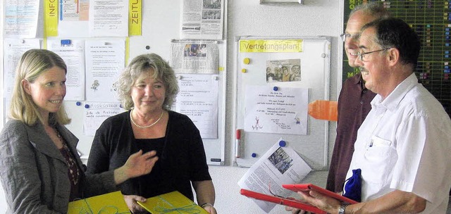 Verabschiedung im Lehrerzimmer: Rektor...nd) und Wolfgang Tiessler (von links).  | Foto: Schule