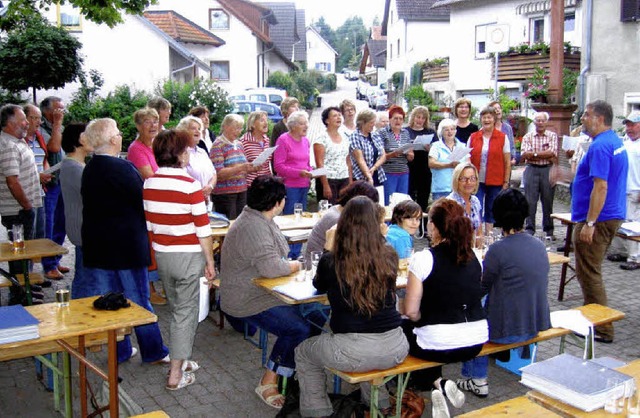 Sangesfreudig gab sich der Gemischte C...ederkranz&#8220; unter dem Lindenbaum.  | Foto: Reiner Merz