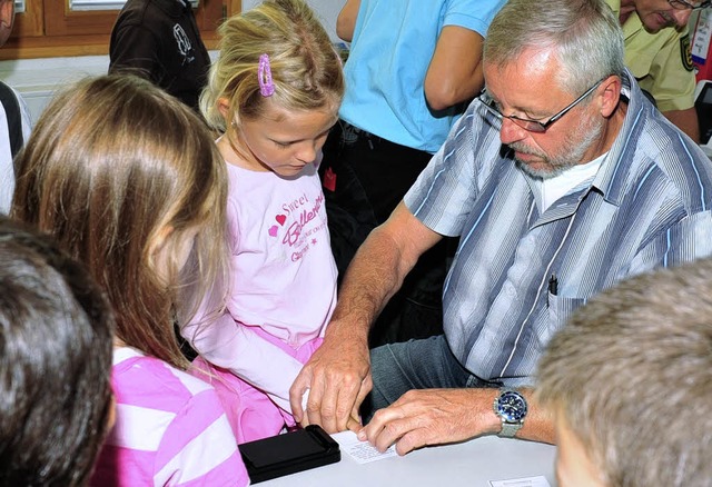 Erkennungsdienstliche Behandlung: Ein Beamter nimmt Fingerabdrcke.   | Foto: Axel Fleig