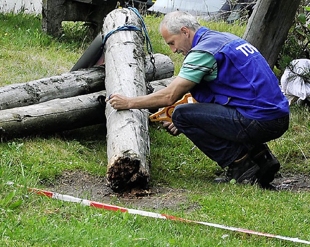 Der TV-Experte untersucht die Schaukel in St. Mrgen.  | Foto: aqfo