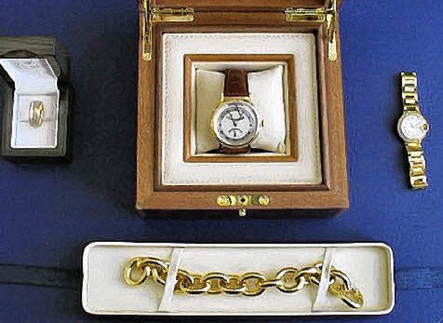Der Zoll stellte aus der Schweiz und aus den USA geschmuggelte Uhren sicher.   | Foto: Polizei