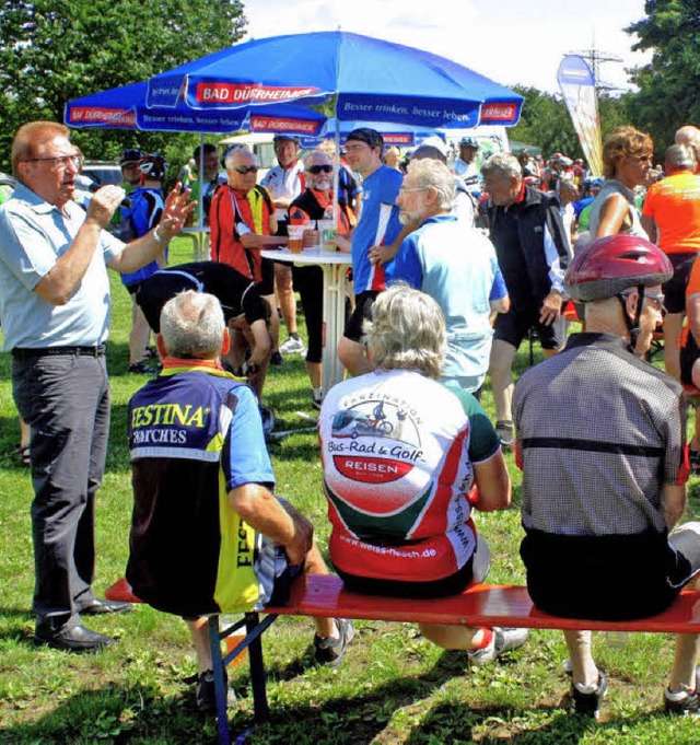 Brgermeister Artur Bugger begrte  2...der Tour de Lndle zur Rast am Rhein.   | Foto: Heiner Fabry