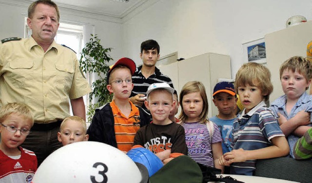 Bezirksdienstleiter Dieter Wild gab  A...nd zeigte die Ausrstung der Polizei.   | Foto: Schall