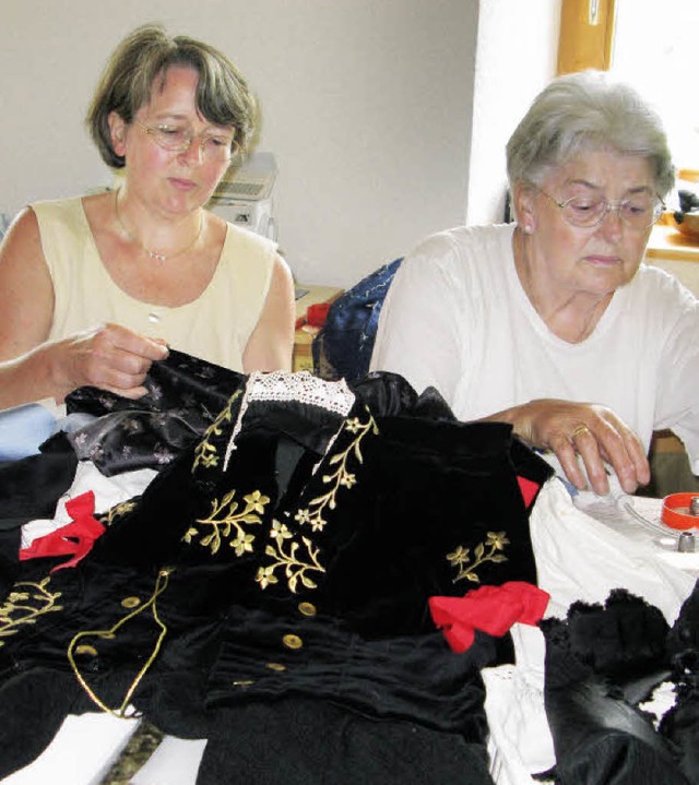 Bernadette und Irmgard Spitz bewahren eine Tradition.   | Foto: Spiegelhalter