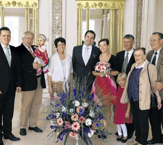 Premiere fr Trauungen im Spiegelsaal ...nders, recht davon die Brautfamilie.    | Foto: Roger Mller