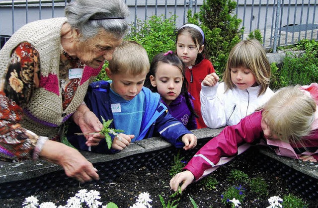 Generationen Hand in Hand: Die Garteng...der Hochbeete des St. Vinzentiushauses  | Foto: privat