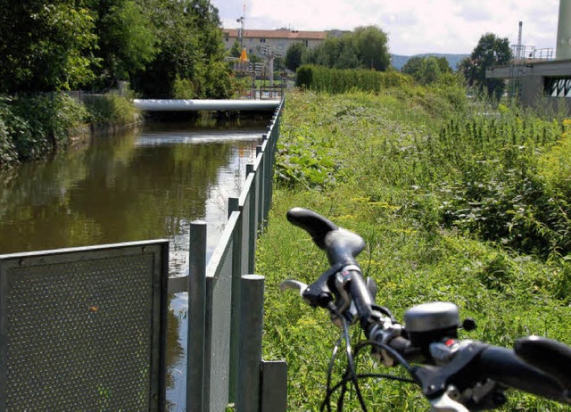 Am Kanal entlang und hinterm Freibad h...en  die &#8222;Kanalroute&#8220; vor.   | Foto: Nikolaus Trenz