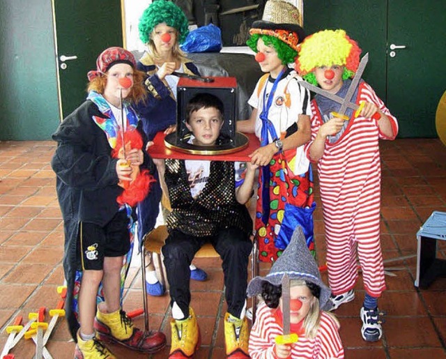 Zirkus: verkleiden und zaubern und clo...chen. Die Kinder hatten viel  Freude.   | Foto: Johanna Hgg