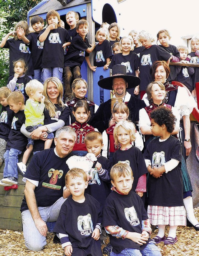 Chilbi auf der Brust: OB Martin Albers...en mit dem neuen Chilbi-Shirt ein.      | Foto: Herbst