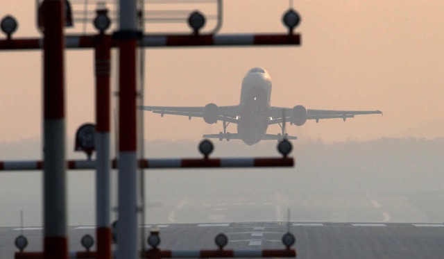 Beim Start stt ein Flugzeug die meisten Treibhausgase aus.   | Foto: dpa