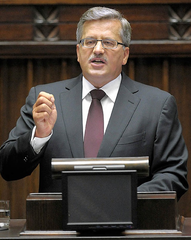 Komorowski vor dem Parlament  | Foto: AFP