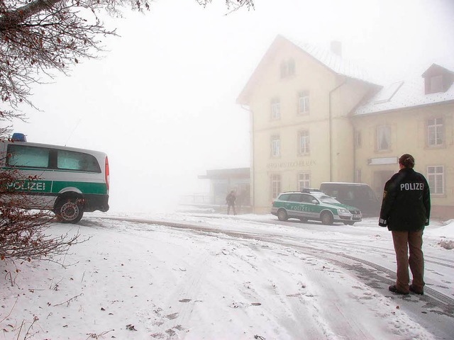 Vor dem Berghotel auf dem Hochblauen l...maliche Tter seinem Nebenbuhler auf.  | Foto: Markus Maier