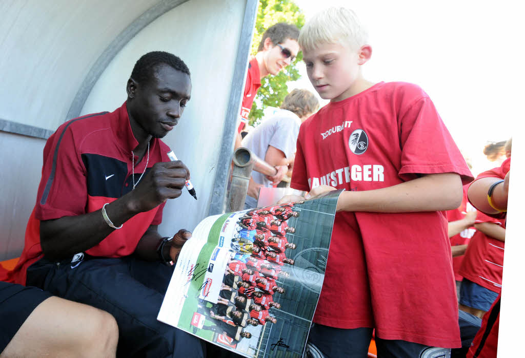 Fans feiern beim Kaiserstuhlcup den SC Freiburg