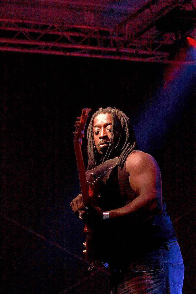 Gitarre in der Dunkelheit: Alpha Blondy's Solar System