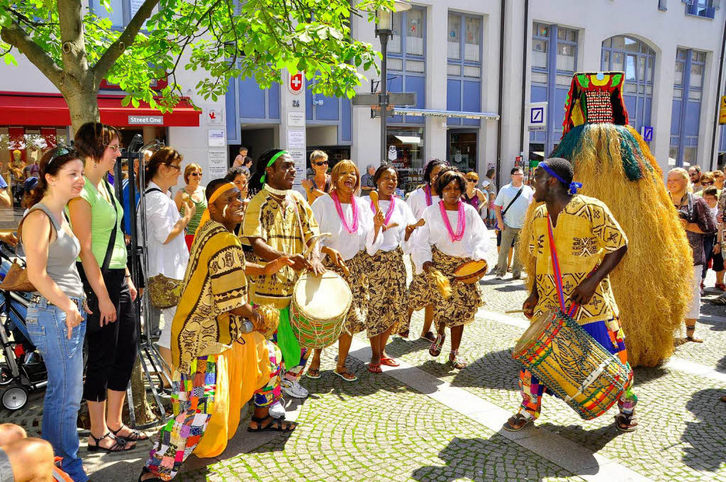 Einfach mitreiend war das Ensemble  Fort Sacre mit seinen  Tanzrhythmen,  mit denen sie die Menschen in  ihren Bann zogen.