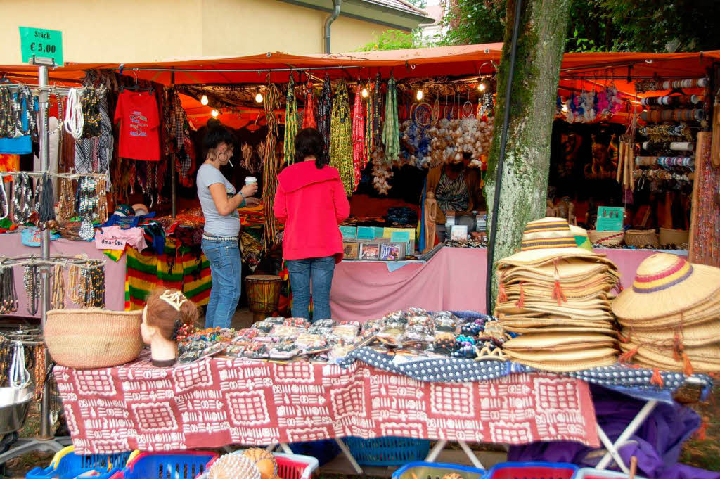 Schmuck, Mode und Musikinstrumente: Der Basar war einmal mehr vielfltig.