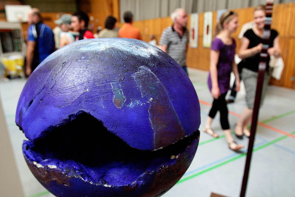 Schwere Symbolik in der Endinger Stadthalle: Der Erde geht es nicht gut - das ist hier deutlich zu sehen.