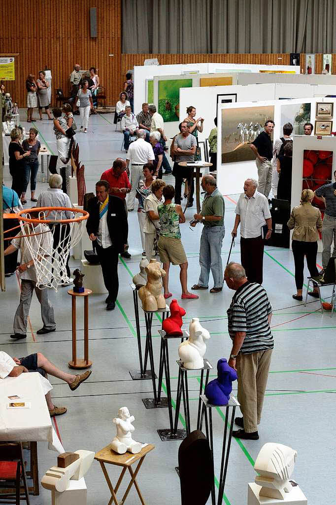 Kunstmesse in der Mehrzweckhalle: Skulpturen, Stellwnde, Basketballkrbe