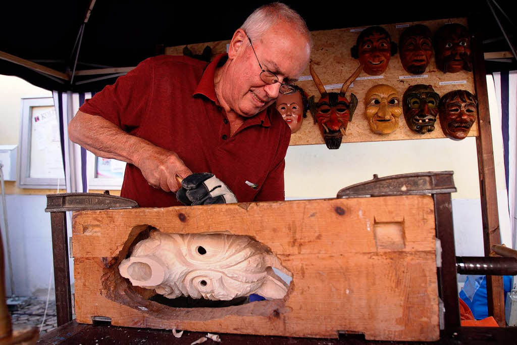 Maskenschnitzer Gerhard Rieder aus Kenzingen bei der Arbeit.