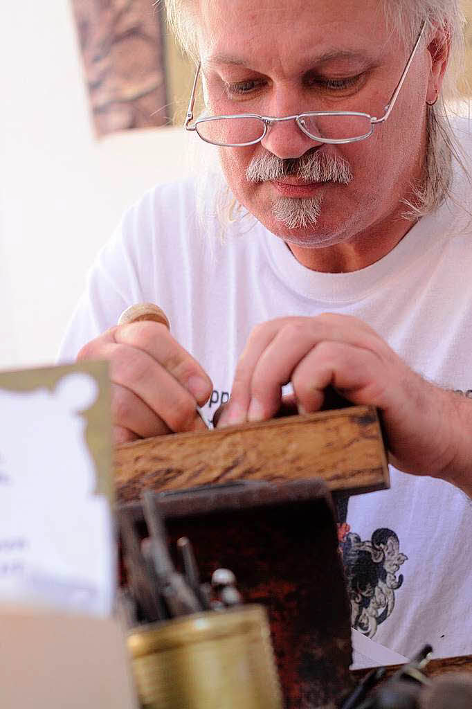 Aussterbendes Gewerbe: Bernhard Gabert hat sich auf Buchrestaurationen und Wappen spezialisiert. Hier repariert er einen alten Buchbeschlag. Kollegen kennt er keine - seines Wissens nach ist er der einzige.