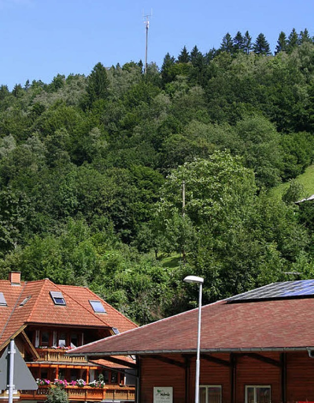 Oberhalb der Bergstrae in Obersimonswald  ragt der zu erneuernde Funkmast auf.   | Foto: Karin Heiss